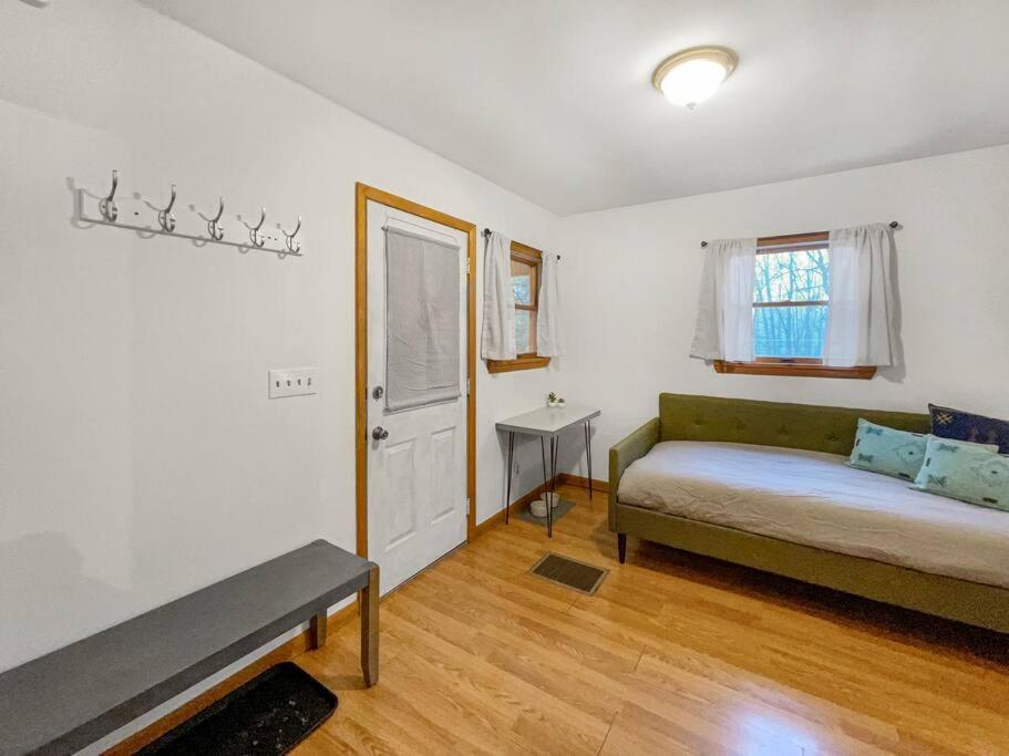 Breezy Hill Eccentric Studio Cottage Accord Exterior foto